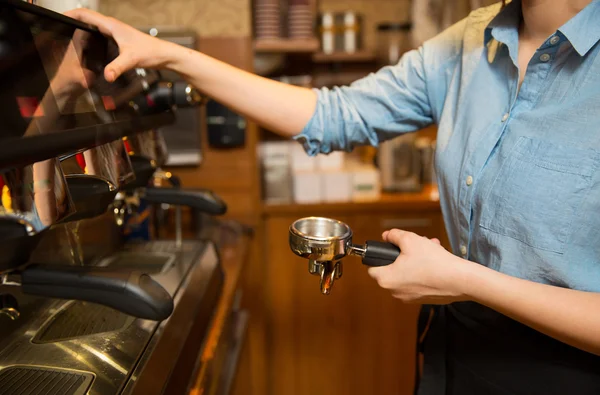 Primer plano de la mujer haciendo café por máquina en la cafetería — Foto de Stock