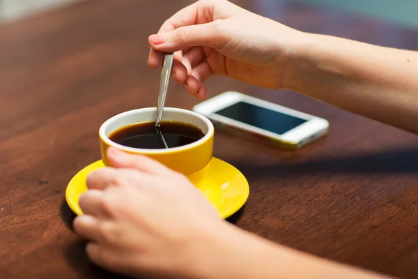 Primo piano di donna con smartphone e caffè — Foto Stock