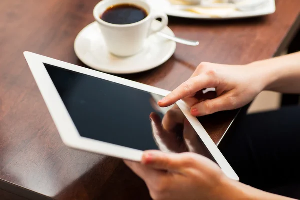 Nahaufnahme einer Frau mit Tablet-PC und Kaffee — Stockfoto