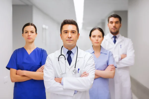 Grupo de médicos o médicos en el hospital —  Fotos de Stock