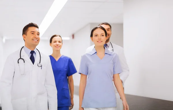 Gelukkig groep medics of artsen in het ziekenhuis — Stockfoto