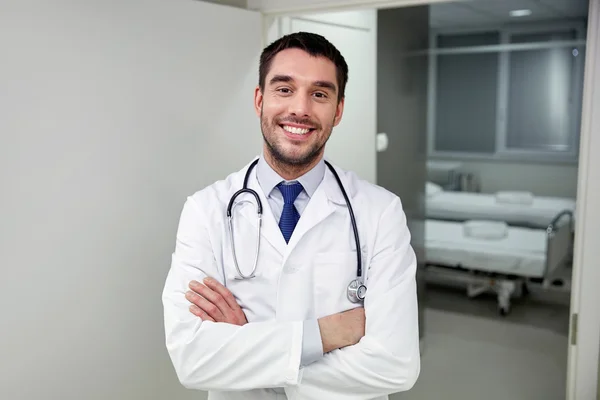 Médico sonriente con estetoscopio en el hospital —  Fotos de Stock