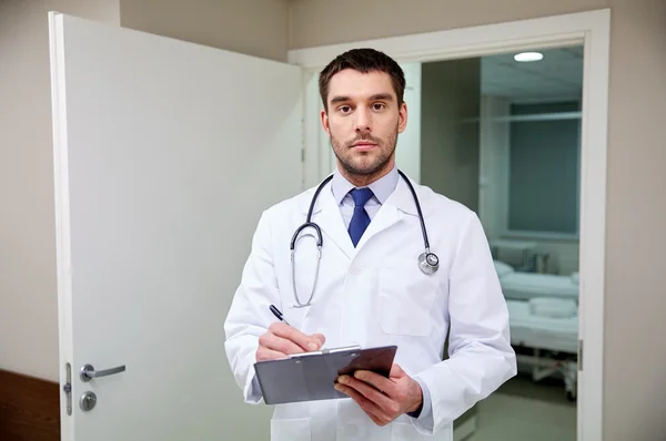 Läkare med stetoskop och Urklipp på sjukhus — Stockfoto