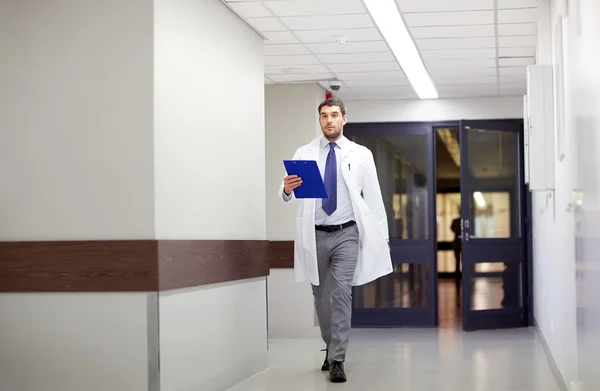 Medico con appunti che cammina lungo l'ospedale — Foto Stock