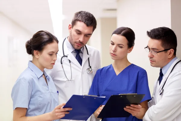 Groupe de médecins à l'hôpital avec presse-papiers — Photo