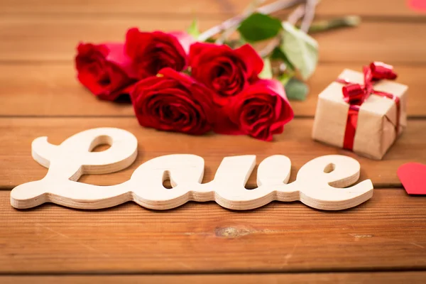 Zár-megjelöl-a ajándék, a szerelem szót, a vörös rózsa és a szív — Stock Fotó