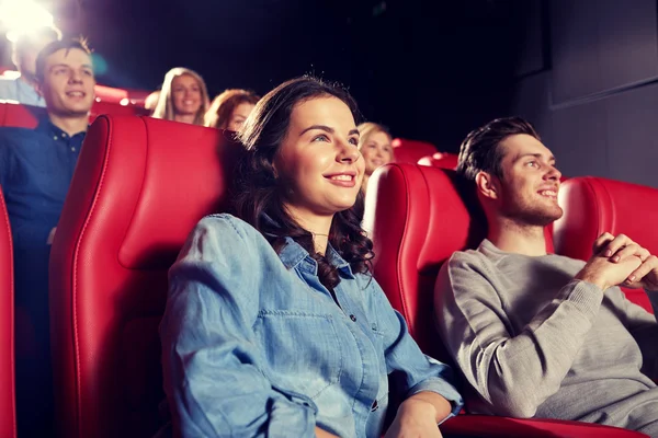 Gelukkig vrienden kijken film in theater — Stockfoto