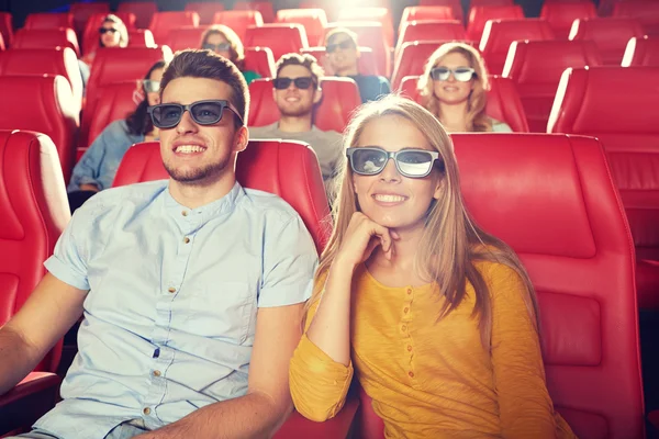 Amici felici guardando film in teatro 3d — Foto Stock