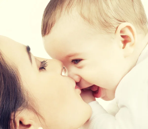 Mãe beijando seu bebê — Fotografia de Stock