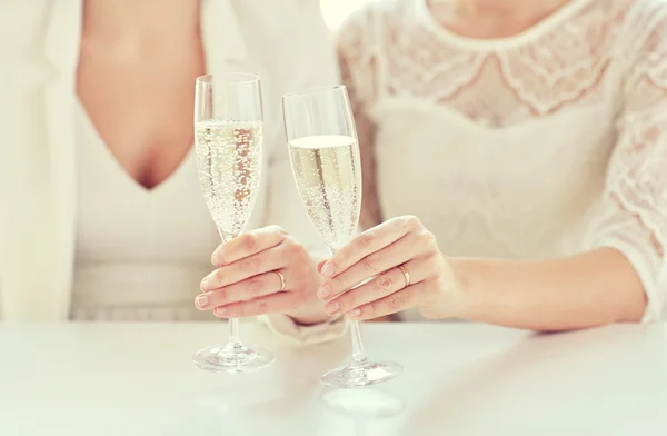 Close up of lesbian couple with champagne glasses — Stock Photo, Image