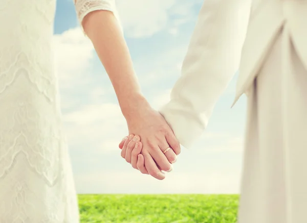 Close up of happy lesbian couple holding hands — Stock Photo, Image