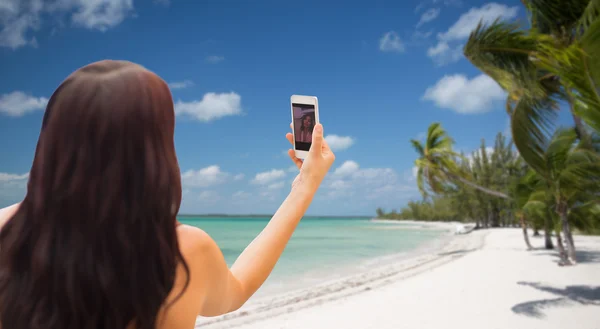 Mujer joven tomando selfie con smartphone — Foto de Stock