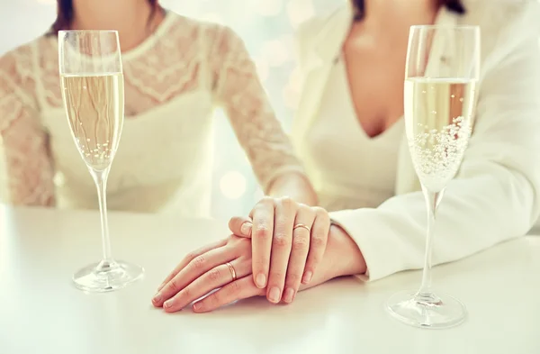 Close up of lesbian couple with champagne glasses — Stock Photo, Image