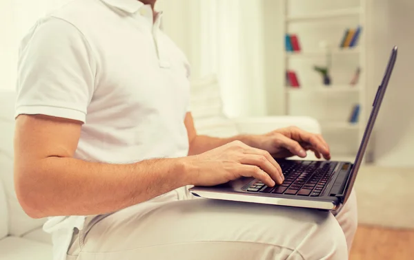 Close up de homem que trabalha com laptop em casa — Fotografia de Stock