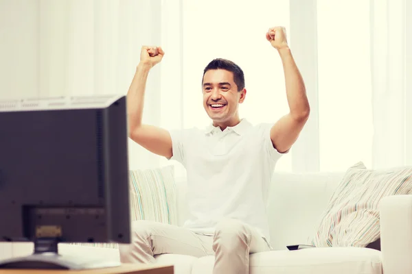 Sorrindo homem assistindo esportes em casa — Fotografia de Stock