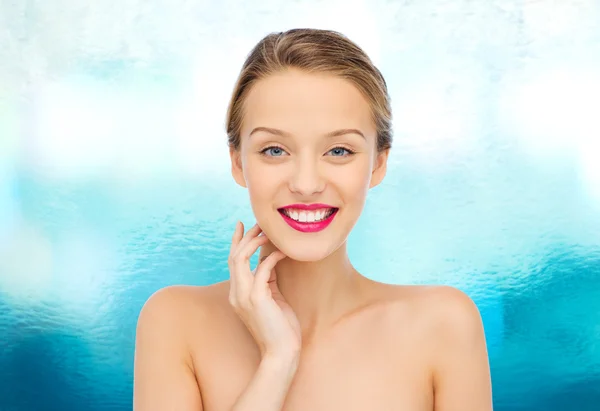Jonge vrouw met roze lippenstift op lippen glimlachen — Stockfoto