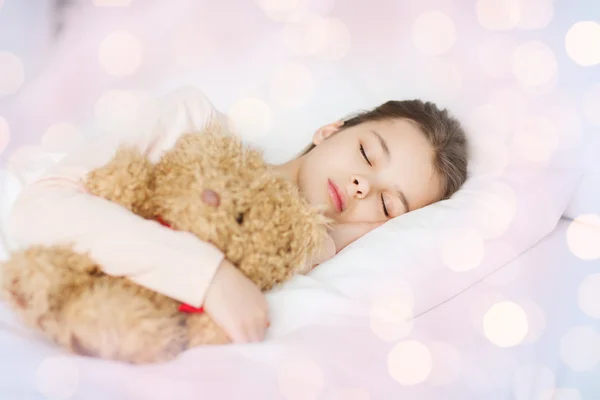 Chica durmiendo con osito de peluche juguete en la cama en casa —  Fotos de Stock