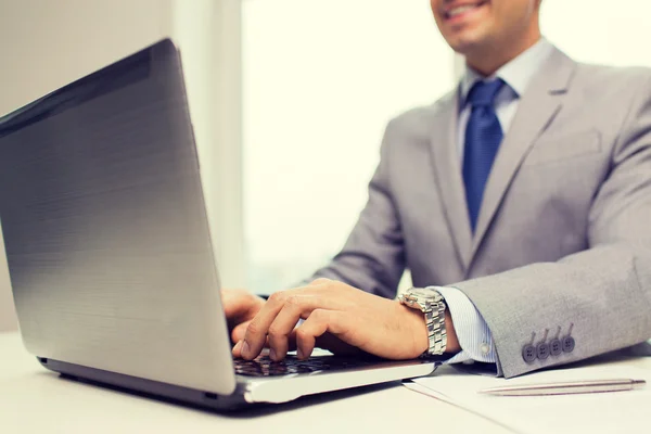 Primer plano de hombre de negocios con ordenador portátil y papeles —  Fotos de Stock