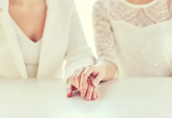 Close up de feliz casado lésbicas casal mãos — Fotografia de Stock