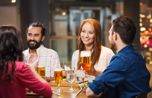 Venner spise og drikke øl på restaurant - Stock-foto