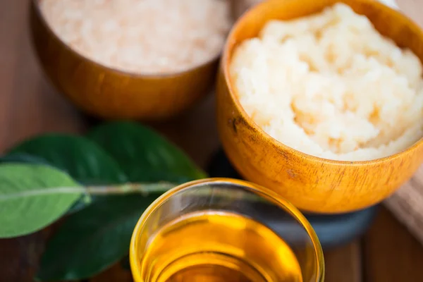 Primer plano del exfoliante corporal en cuenco de madera — Foto de Stock