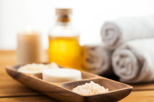 Close up of soap, himalayan salt and scrub in bowl — Stock Photo, Image