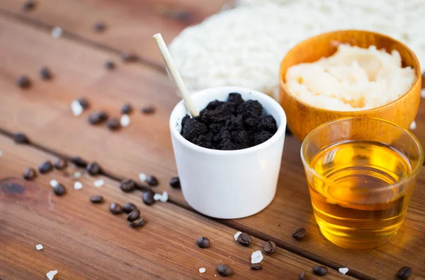 Nahaufnahme von Kaffee-Peeling in Tasse und Honig auf Holz — Stockfoto