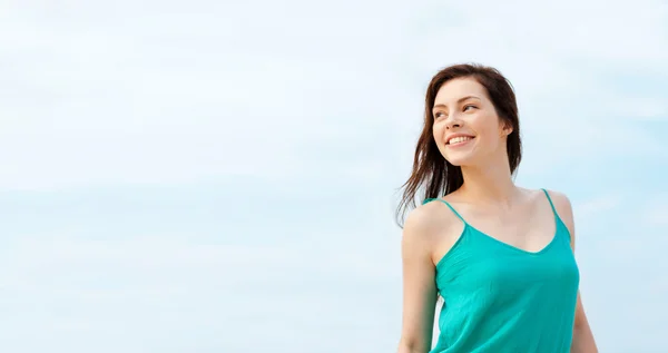 Girl standing on the beach — Stock Photo, Image