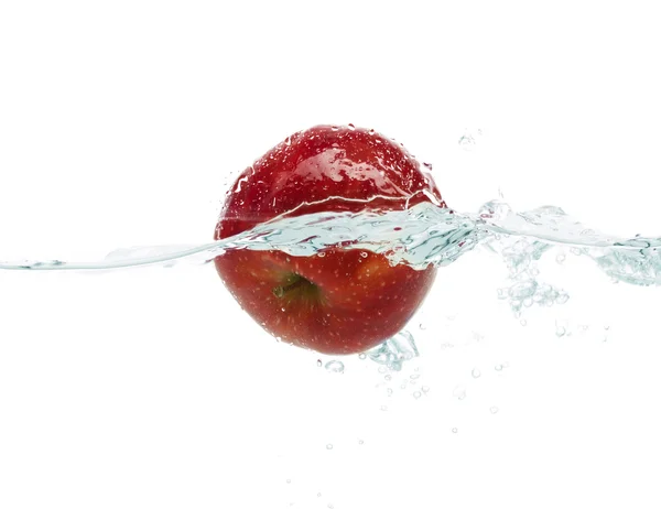 Manzana cayendo o sumergiéndose en agua con salpicadura —  Fotos de Stock