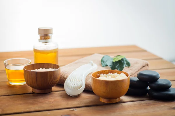 Gros plan sur le gommage, l'huile de massage et les produits de bain — Photo