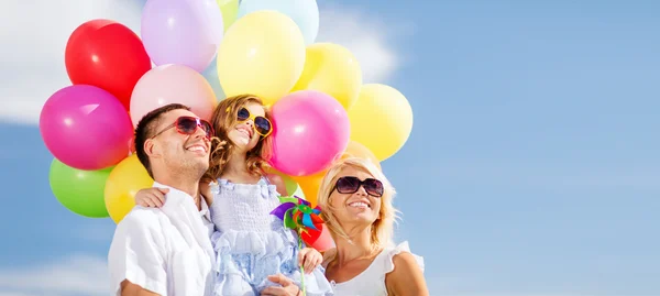 Familj med färgglada ballonger — Stockfoto