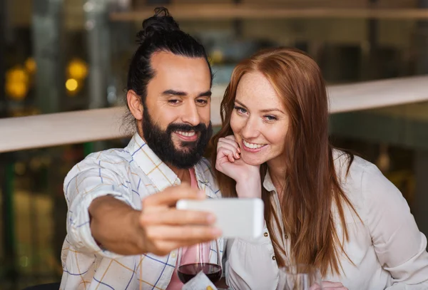 Pár selfie brát do smartphone v restauraci — Stock fotografie