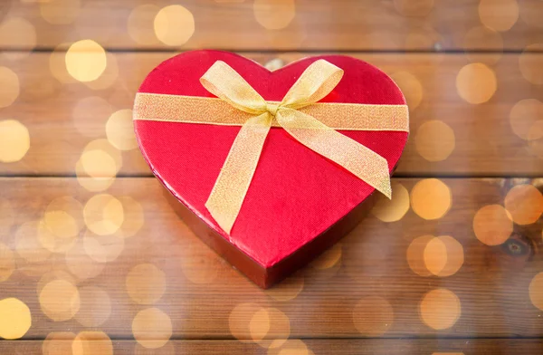 Fechar a caixa de presente em forma de coração na madeira — Fotografia de Stock