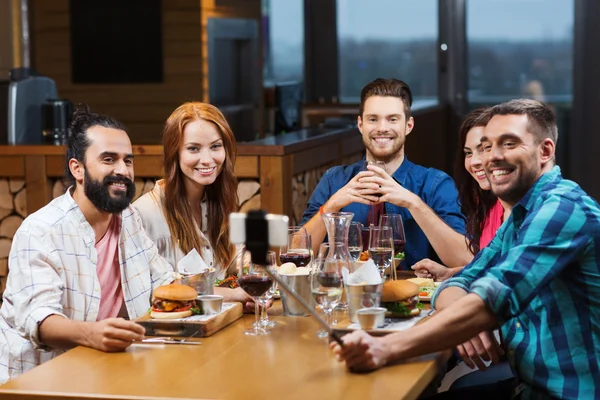 Amici che scattano selfie da smartphone al ristorante — Foto Stock