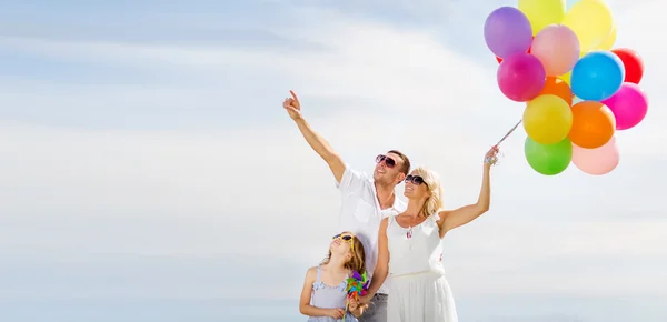 Familia con globos de colores —  Fotos de Stock