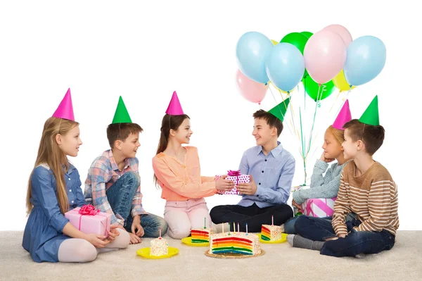 Niños felices dando regalos en la fiesta de cumpleaños —  Fotos de Stock