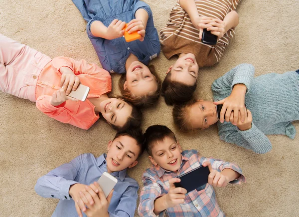 Happy smějící se děti leží na podlaze v kroužku — Stock fotografie