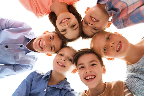 Crianças sorridentes felizes rostos — Fotografia de Stock