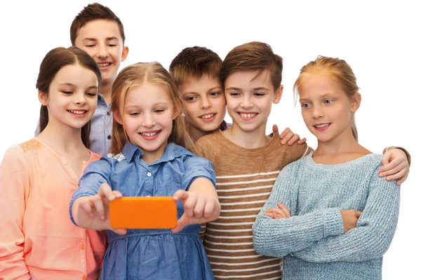 Niños felices hablando selfie por teléfono inteligente —  Fotos de Stock