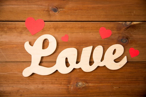 Close-up de amor palavra com corações de papel vermelho Fotos De Bancos De Imagens