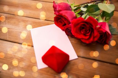 close up of gift box, red roses and greeting card clipart