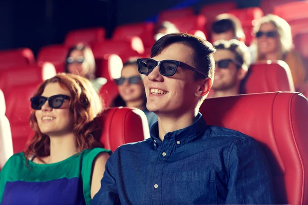 Amigos felices viendo la película en el teatro 3d — Foto de Stock