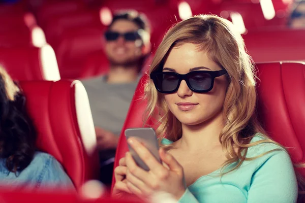 Femme heureuse avec smartphone dans le cinéma 3D — Photo