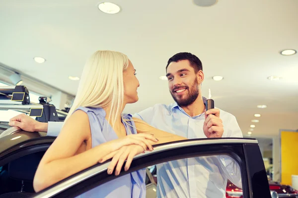 Casal feliz comprar carro em auto show ou salão — Fotografia de Stock