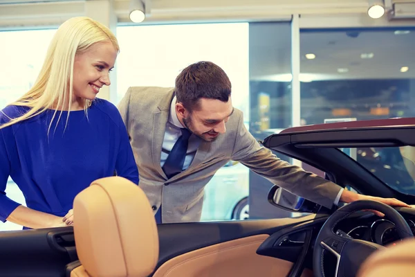 Glückliches Paar kauft Auto in Auto-Show oder Salon — Stockfoto