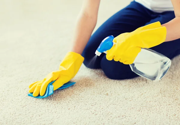 Primer plano de la mujer con alfombra de limpieza de tela — Foto de Stock