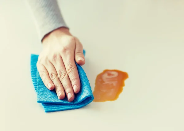 Fechar a superfície da mesa de limpeza das mãos com pano — Fotografia de Stock