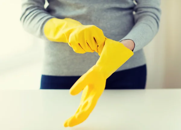 Primo piano della donna che indossa guanti di gomma protettivi — Foto Stock