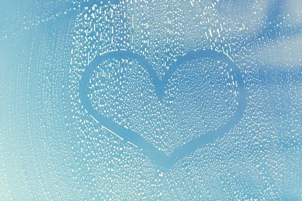 Detailní záběr tvaru srdce na mýdlovou okenní sklo — Stock fotografie