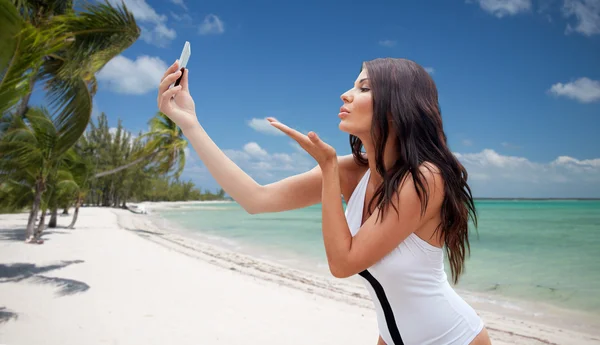 Junge Frau macht Selfie mit Smartphone — Stockfoto